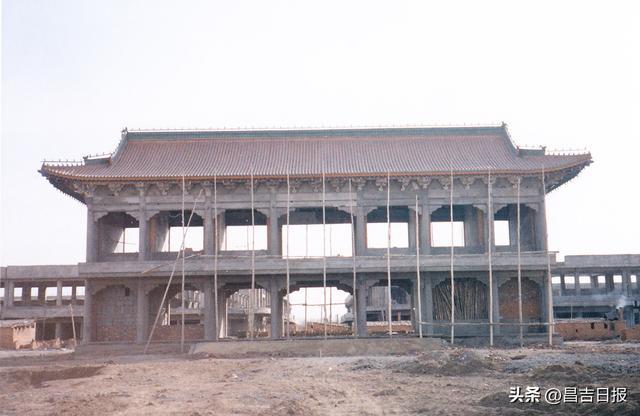 建设中的亚中商城。图片由新疆亚中（集团）有限公司提供