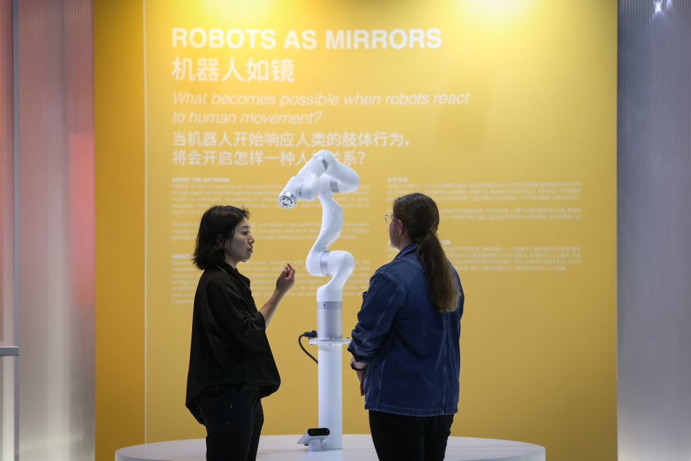 6月20日，工作人员在大连国际会议中心进行最后的准备工作。新华社记者 潘昱龙 摄