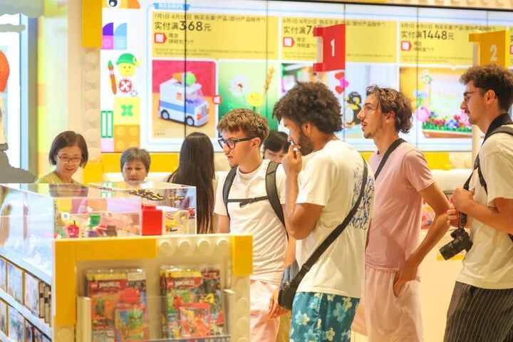 8月10日，在重庆渝中区来福士购物中心，外国游客选购商品。新华社记者 黄伟 摄