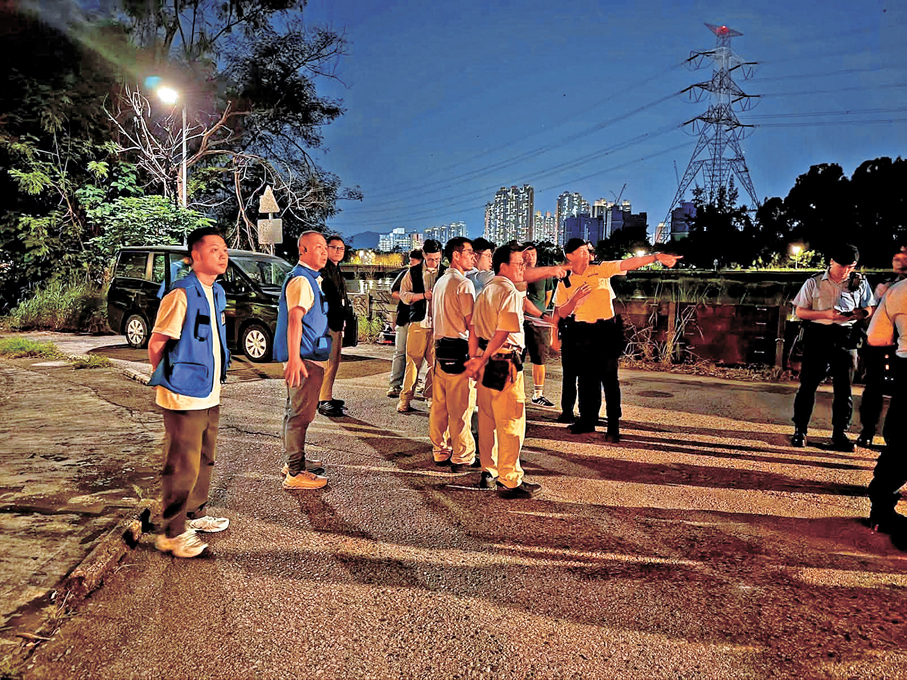 香港警方与渔护署在元朗学围南路一带搜捕具有潜在袭击风险的流浪狗。图源:港媒