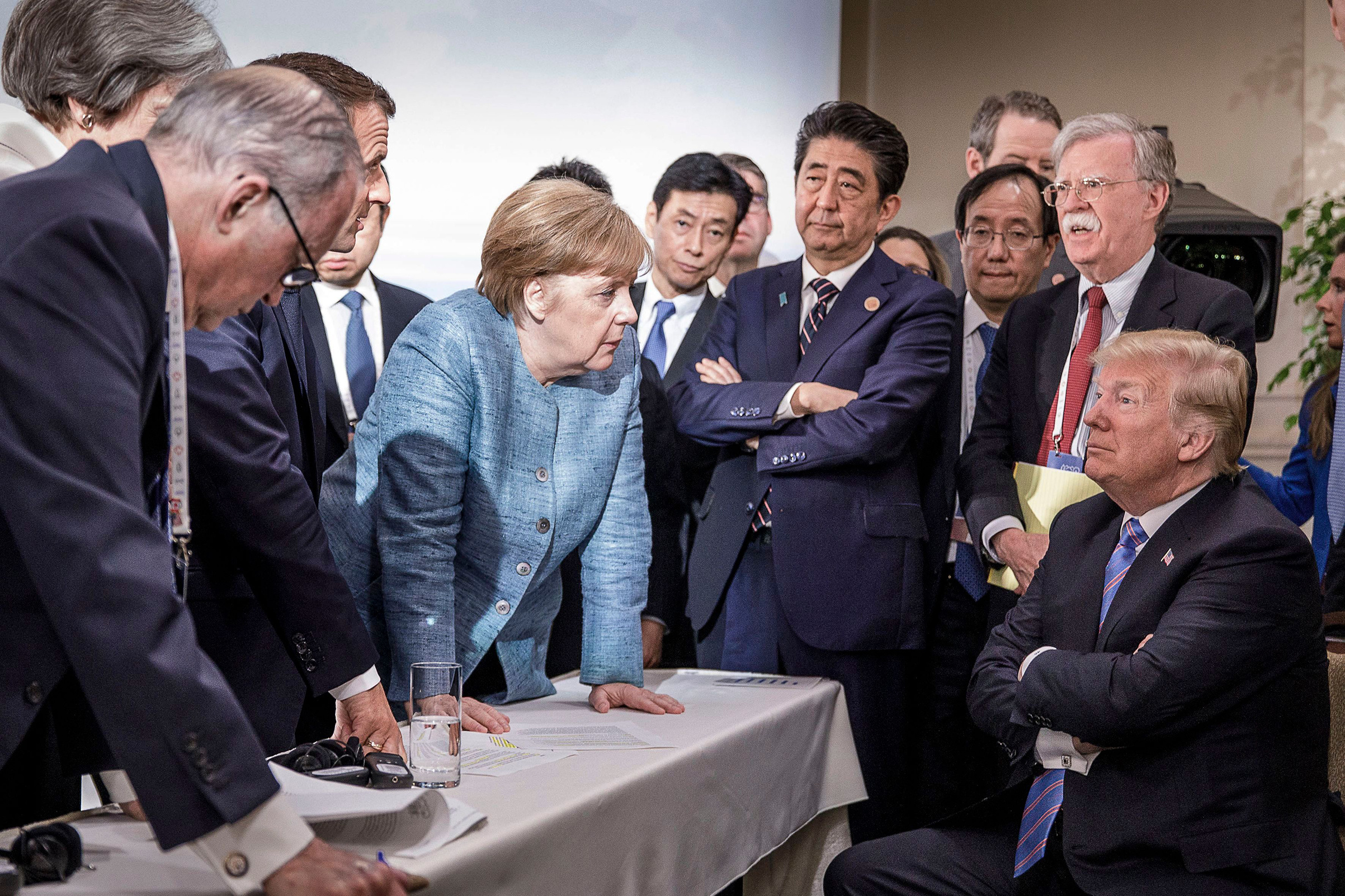 当年这张“世界名画”中，在默克尔和安倍之间的就是时任内阁官房副长官的西村