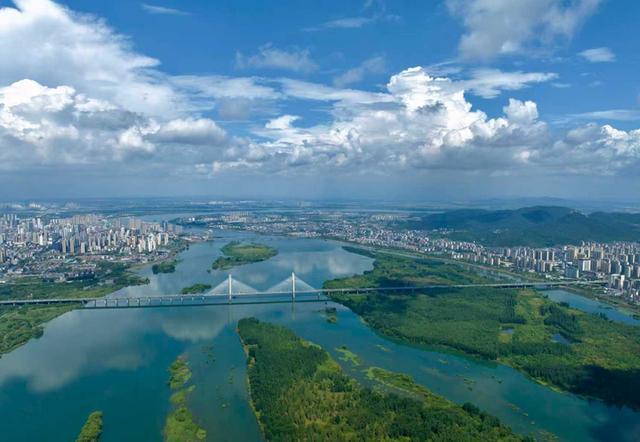 (襄阳市汉江湿地。杨东摄)