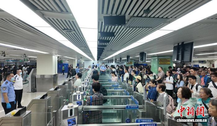 经罗湖口岸出入境的旅客人次不断攀升。罗湖边检站供图