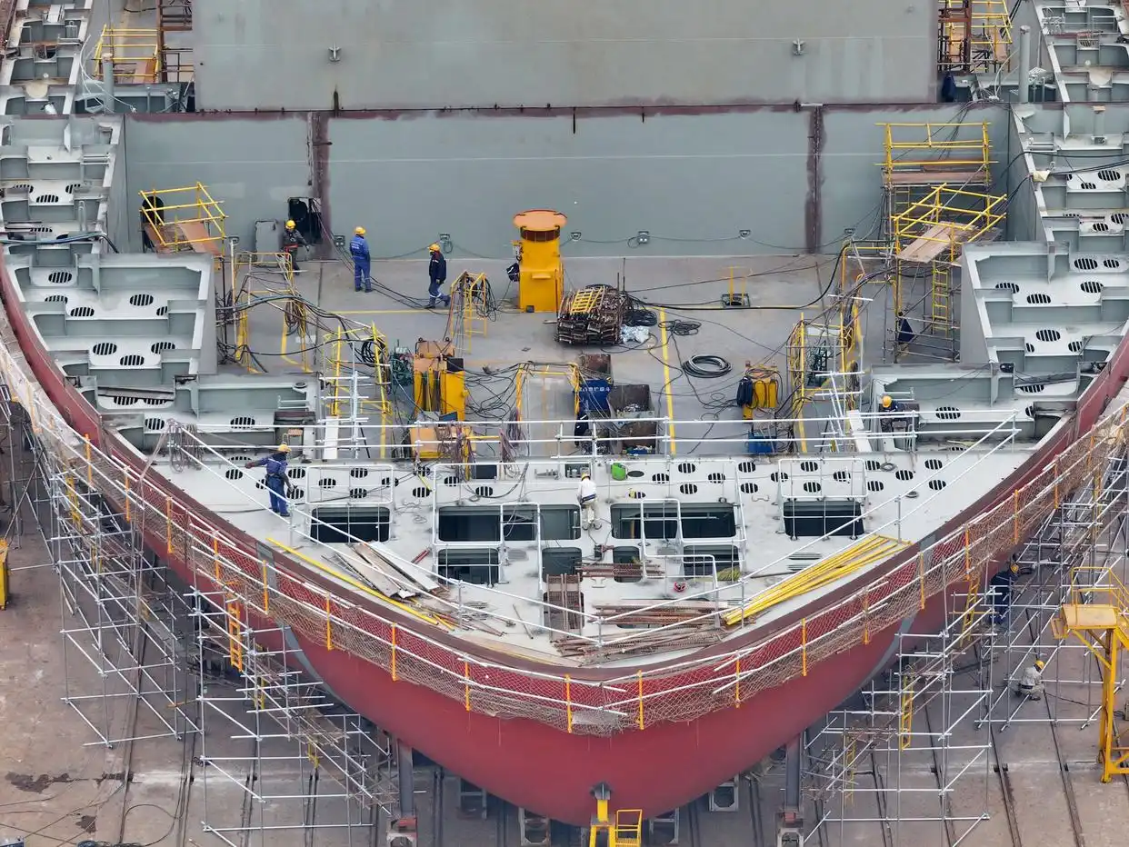 △2026年1月4日,在江苏南京一船厂内,工人们抓紧完成船舶制造订单。