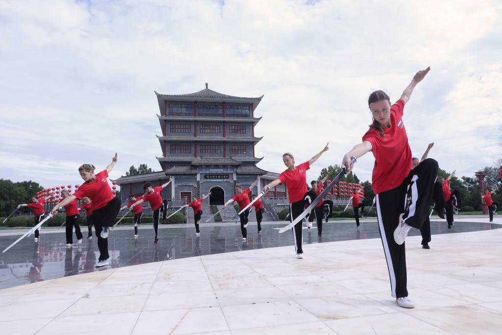 2025年8月16日,在河南省焦作市温县陈家沟,拉脱维亚学员在中国太极拳博物馆前练习太极单剑。新华社发(徐宏星摄)