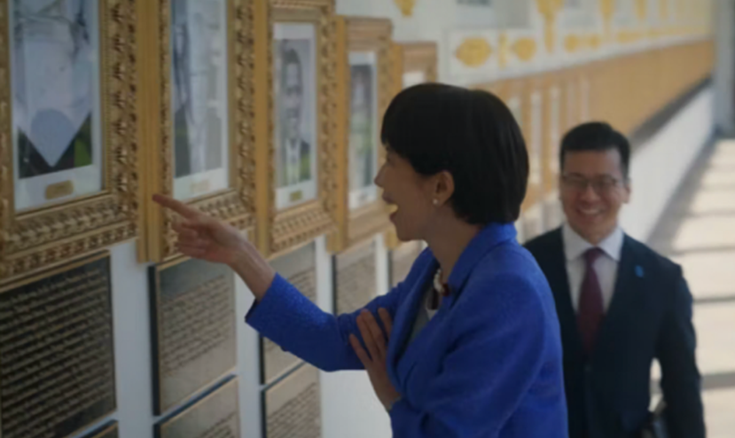 美国白宫社交媒体账号所发视频截图,画面中高市早苗笑着用手指指向代表拜登的“自动签字笔照片”。