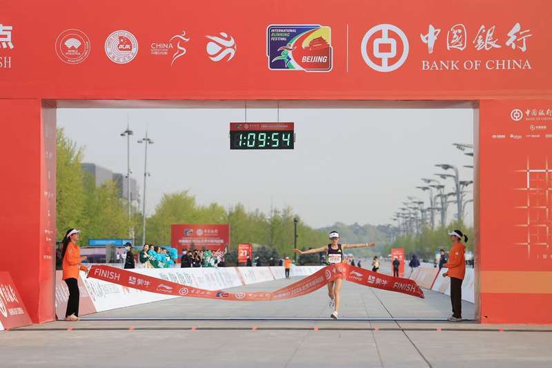 许双双获得北半马女子组冠军。新京报记者 王飞 摄