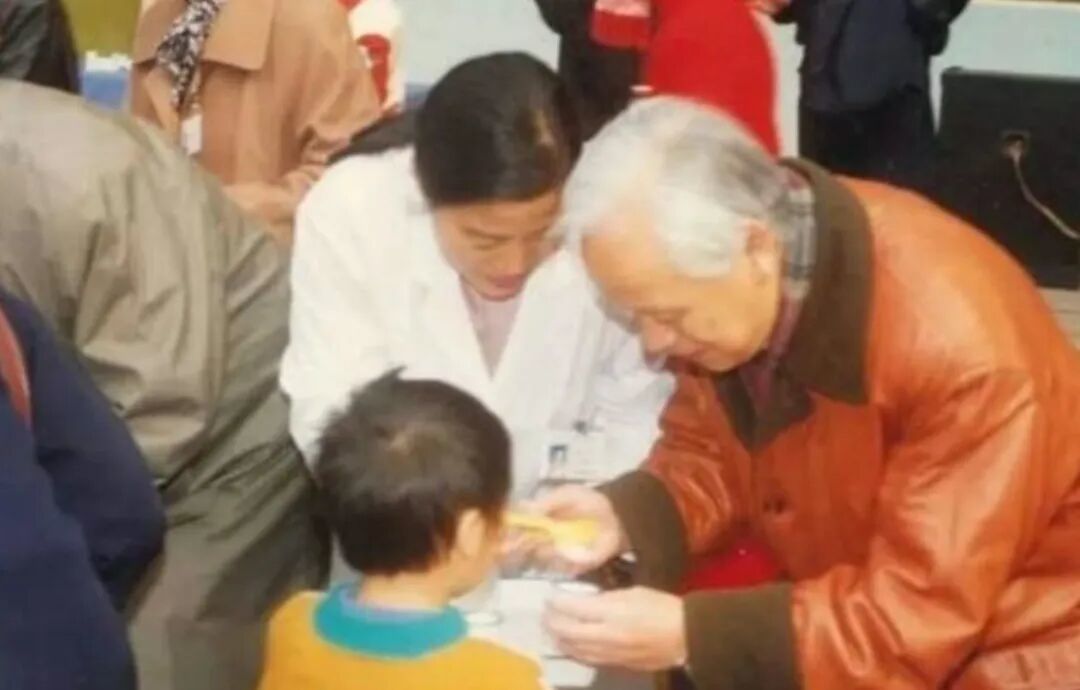 △已经73岁的顾方舟亲自给孩子喂糖丸。
