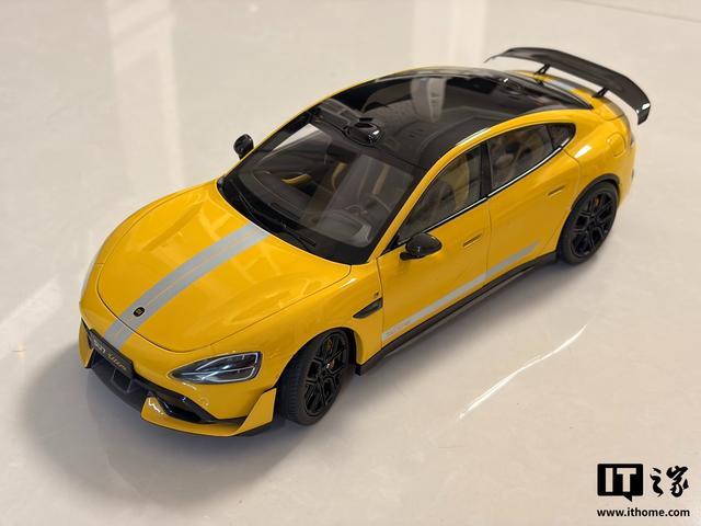 IT之家实拍：小米 SU7 Ultra 车模