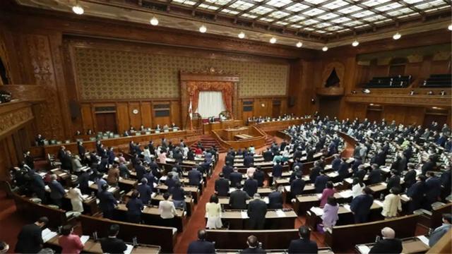 【日本国会议员召开紧急会议，重点讨论一个话题：美国专注打伊朗，那对付中国呢？】