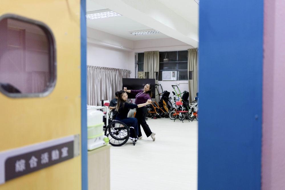 1月14日，轮椅舞蹈运动员在进行练习 。新华社发（吕小炜 摄）