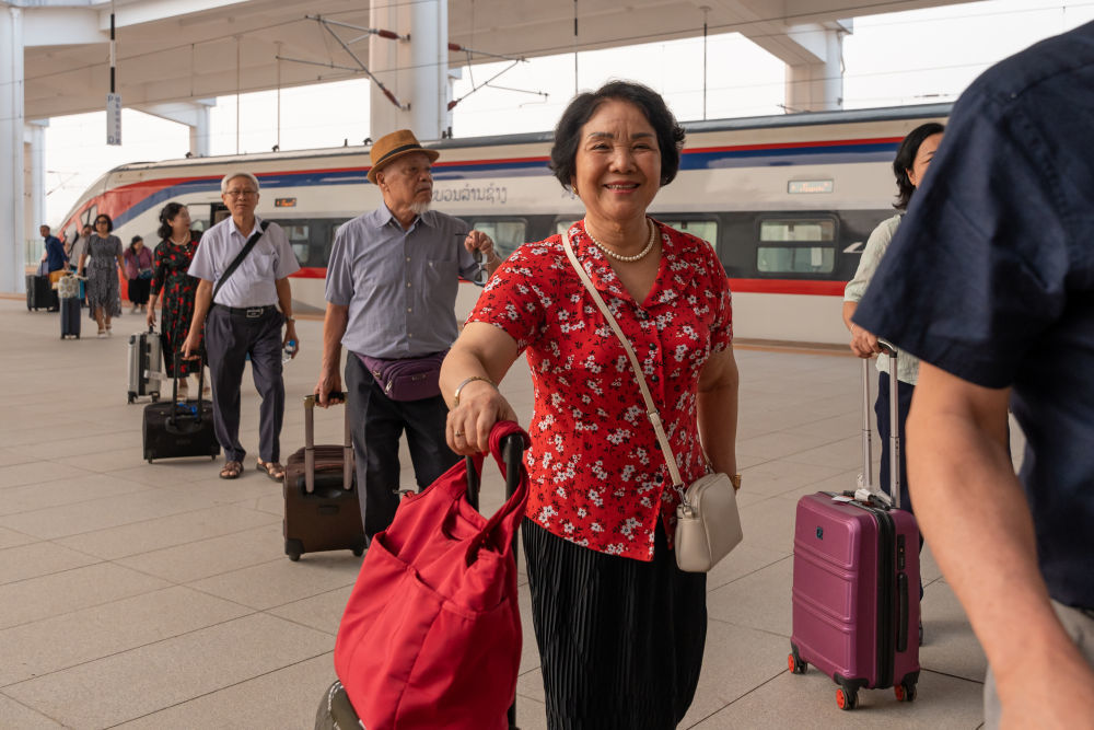2026年4月13日，乘坐中老铁路国际旅客列车的旅客抵达中老铁路万象站。