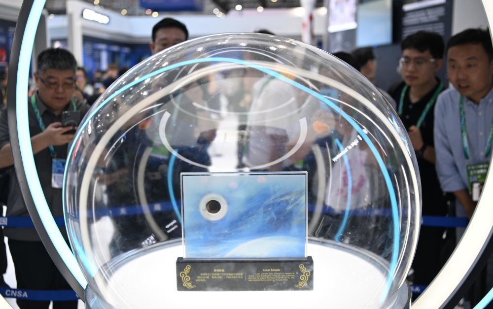 2024年11月13日，在广东省珠海市举行的第十五届中国国际航空航天博览会上，观众在国家航天局“中国航天”展台观看拍摄嫦娥六号任务取回的月球背面月壤样品。新华社记者 邓华 摄