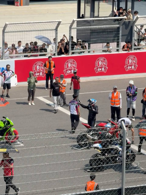 德比斯来到天府国际赛车场联华配资，完成中国赛车首秀！