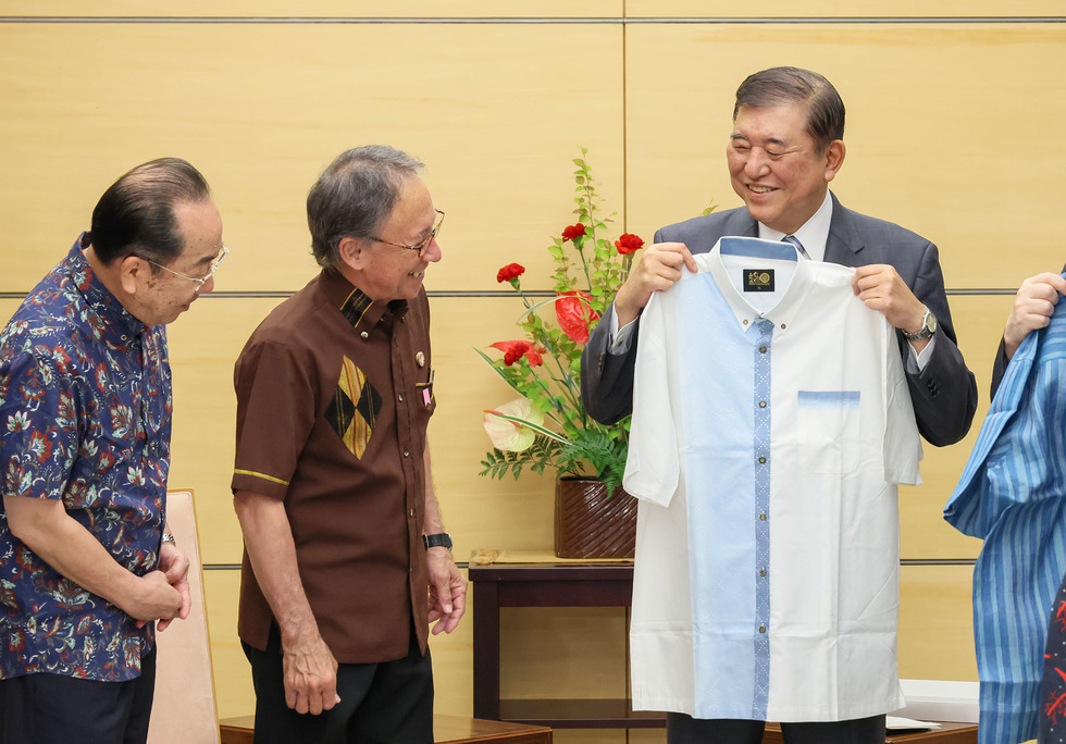 2025年5月20日，石破茂在首相官邸接受了冲绳县知事玉城丹尼（左二）等赠送的“嘉例吉衬衫”