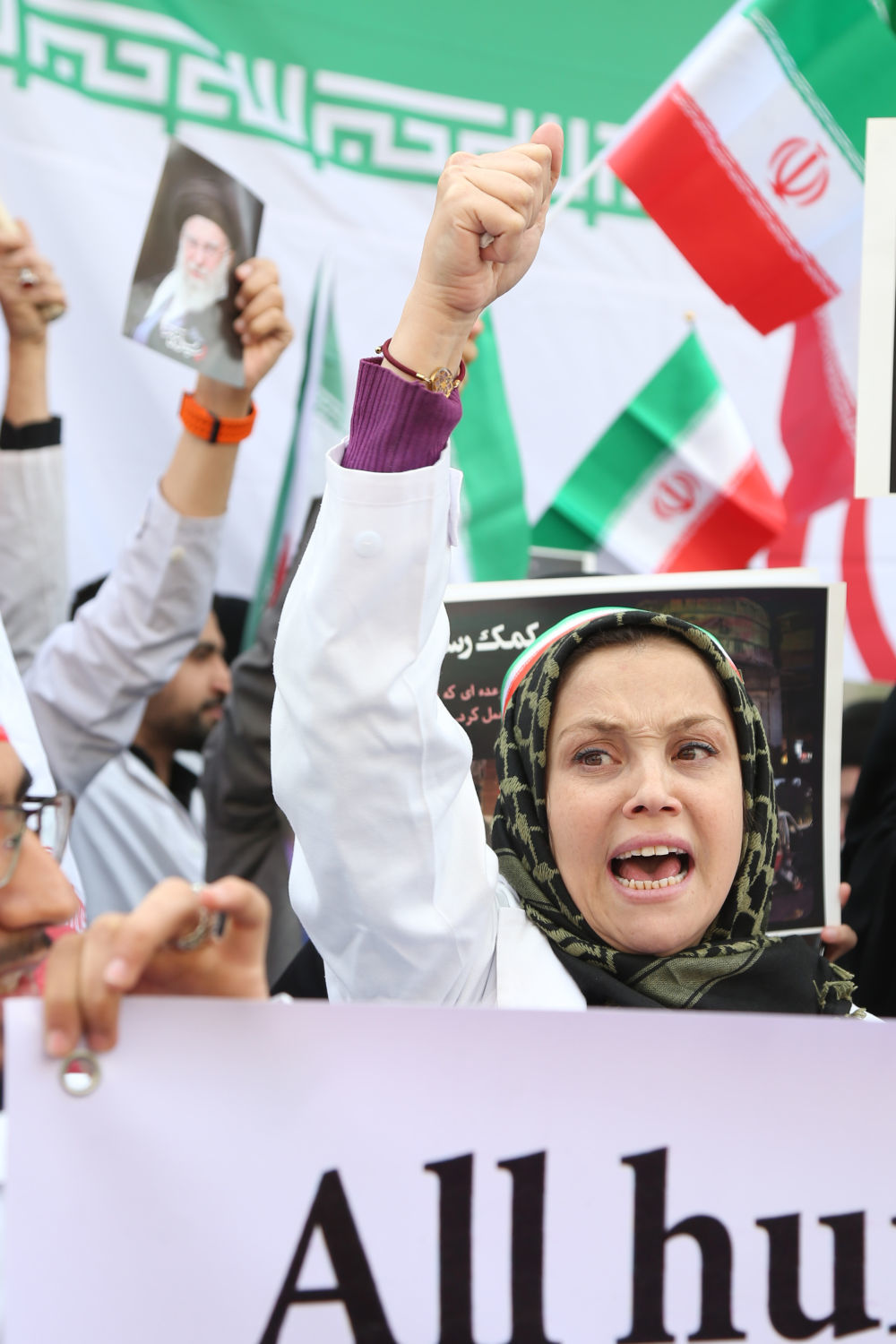 3月7日，在伊朗首都德黑兰，医护人员在遭袭的甘地医院前参加集会，强烈抗议美国和以色列对伊朗医院等机构的袭击。甘地医院在美国和以色列1日发动的空袭中被击中。