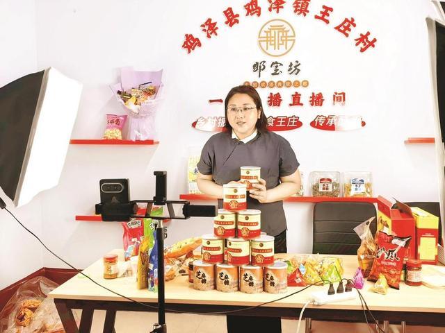 图为“一品一播”主播正在介绍当地手工麻糖。 彭旭毅 摄