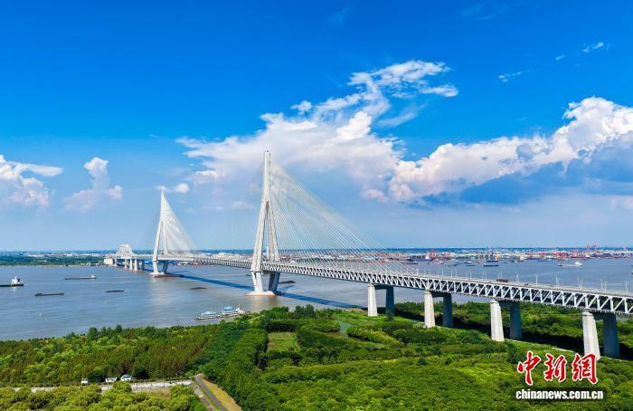 常泰长江大桥飞架大江两岸，桥下江岸绿意绵延。常州市委网信办供图