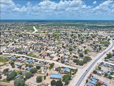 “村村通”项目致力于打通偏远村庄至城镇主干道的“最后一公里”。图为“村村通”项目在纳米比亚实施后,伦杜市图欣吉雷尼村修建了与主干道连通的村道(无人机照片)。汪 强摄