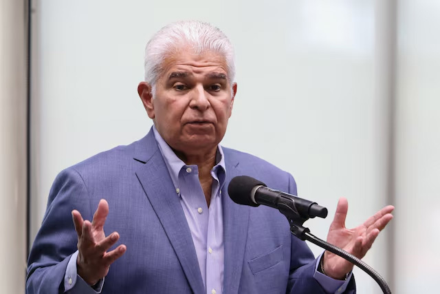 当地时辰4月9日,巴拿马总统穆利诺在侦察巴尔博亚港后发表说话。 路透社