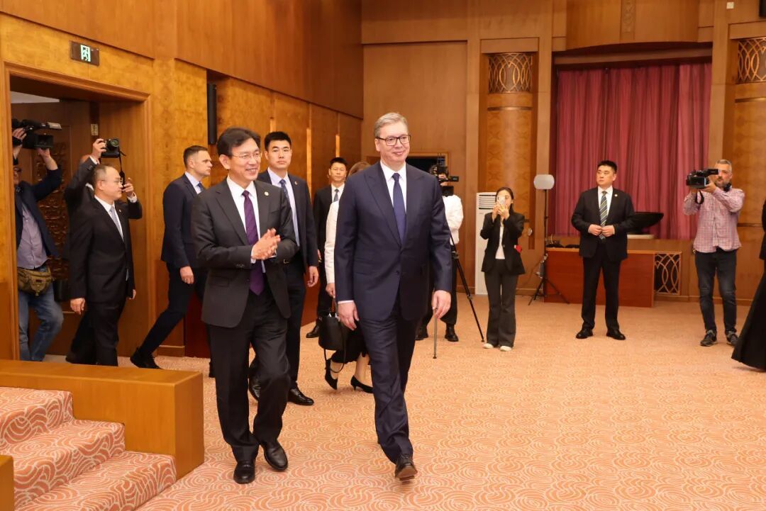 武契奇步入活动现场