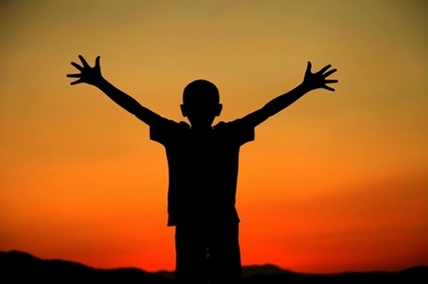 5岁男孩患病从小瘫痪突然站立 妈妈心酸:努力没有白费