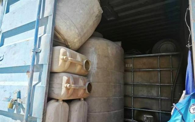 我和闺蜜去加油站想加92号油却被告知没有了,转而要95号也没货,正纳闷时油罐车一来两种油就都有了,原来油罐车内部分仓独立不会混装-有驾