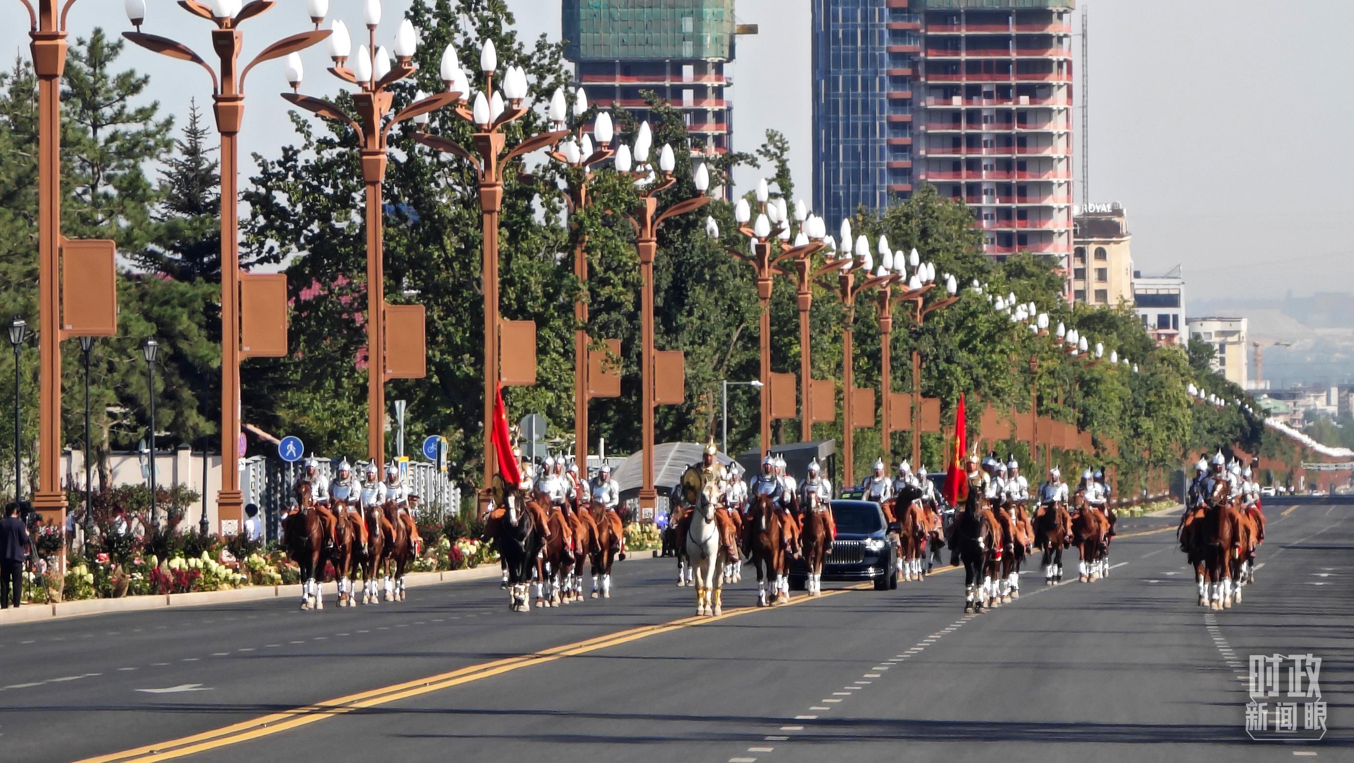 △在骑兵马队护卫下,习近平主席乘车前往和谐宫广场。(总台央视记者韩锐拍摄)