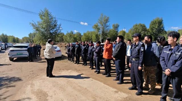 乌兰浩特市公安局集结警力寻找走失老人