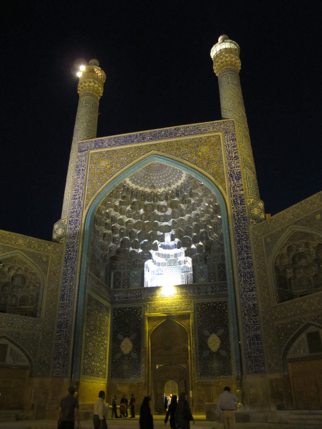 王家清真寺拱门夜晚的景象。希望战争尽快结束,世界依然安好,朋友们都能前去体会独特的人生层次。