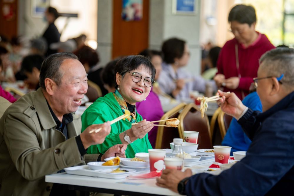 4月26日,上海游客在泰州市政府机关食堂品尝泰州早茶。新华社发(杨玉岗摄)