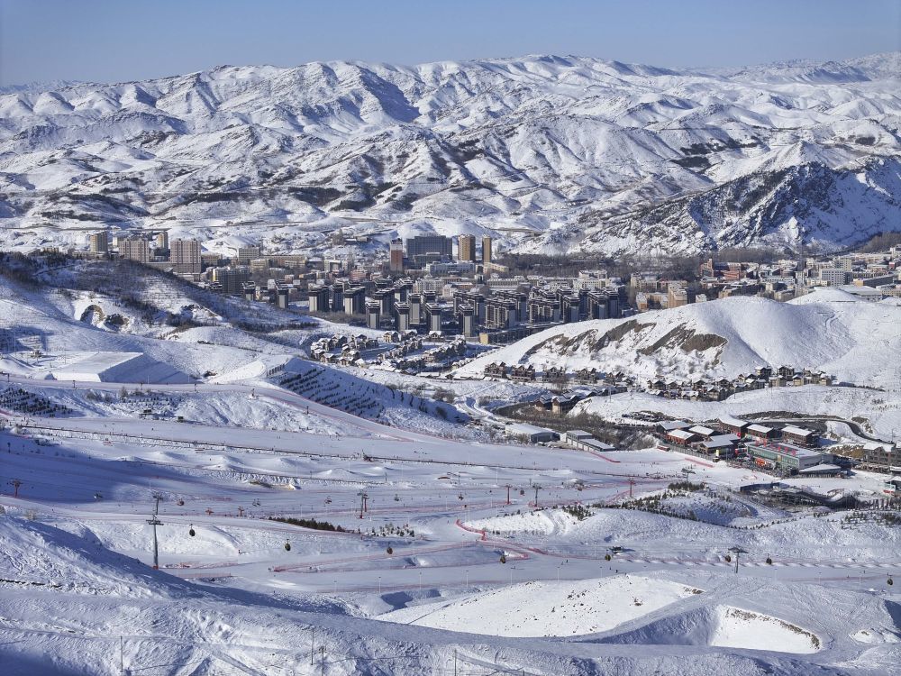 新疆阿勒泰将军山国际滑雪度假区坐落在城区（2025年1月24日摄，无人机照片）。新华社记者 胡虎虎 摄