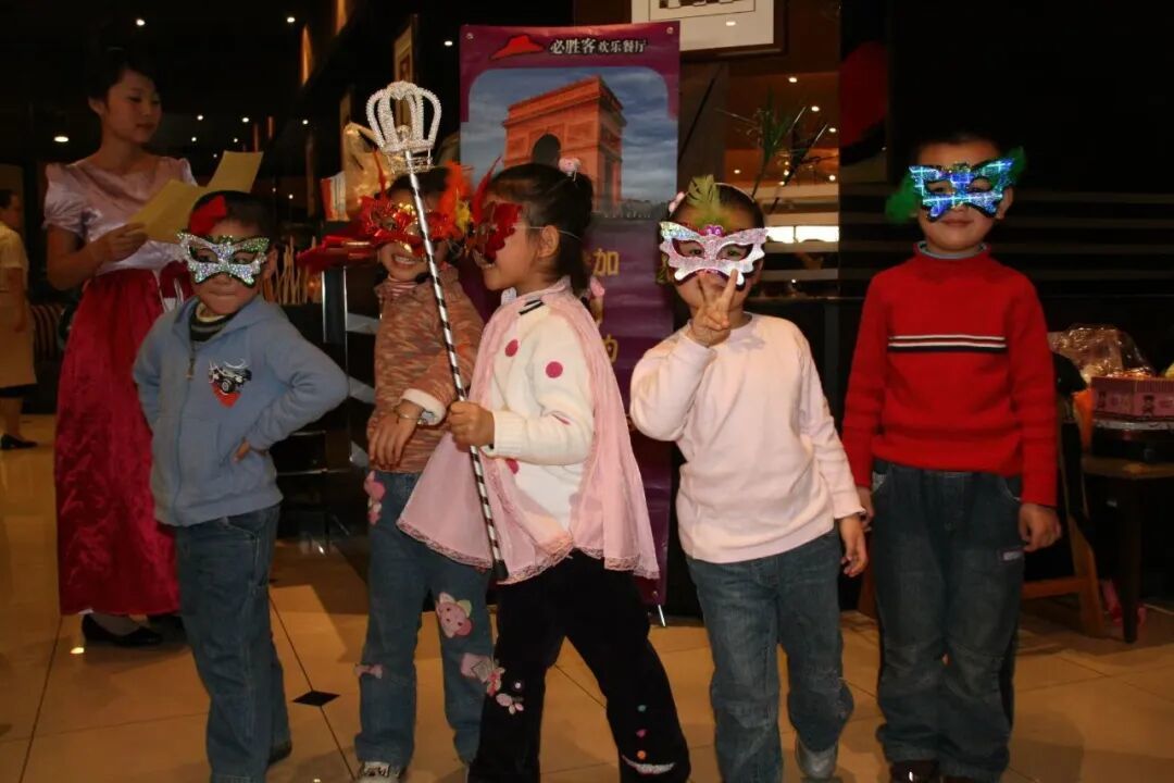 丫丫和幼儿园同学们。(图/由被访者提供)