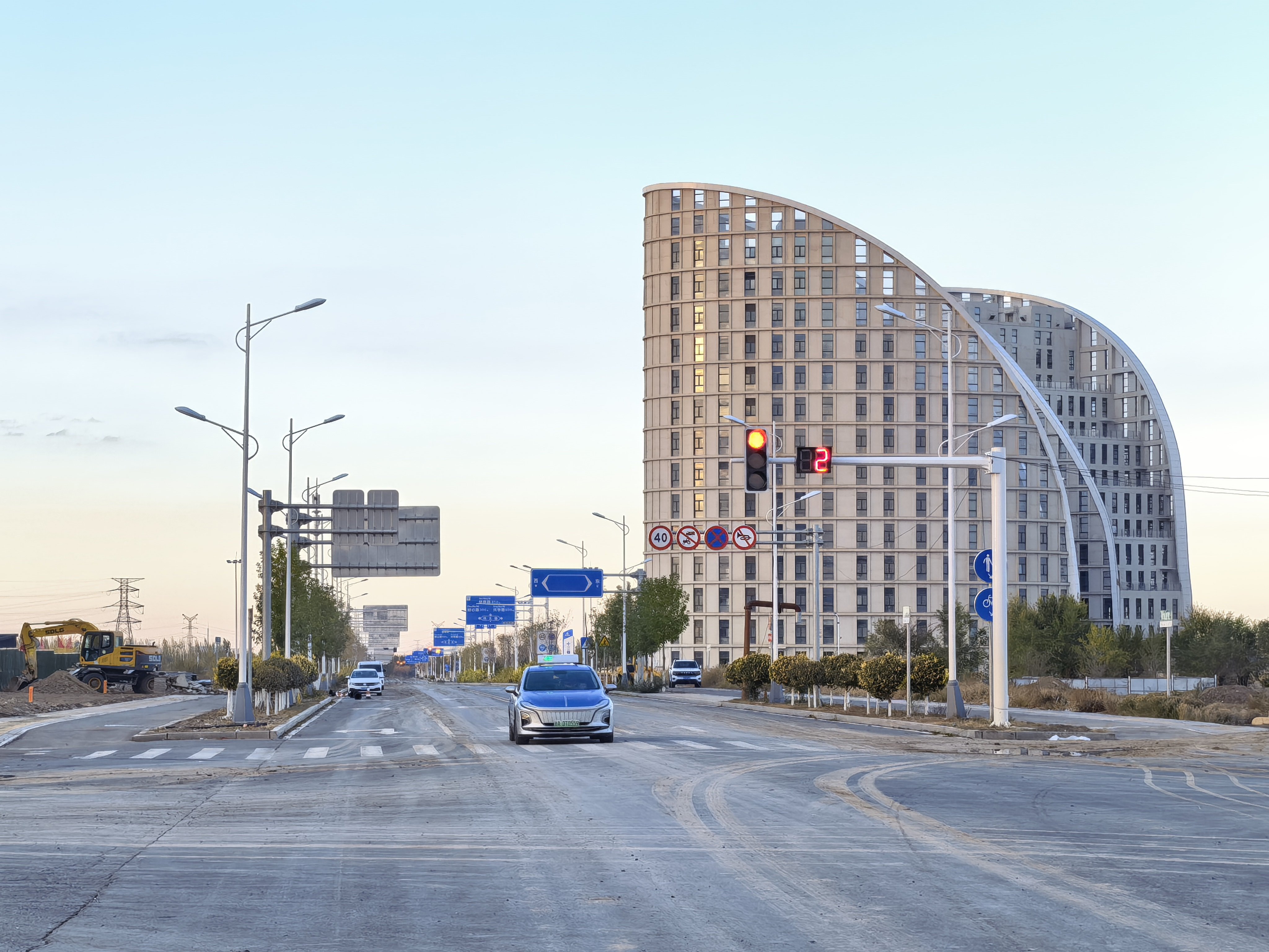 10月25日,在十二师科创中心周边市政基础设施建设项目一标段,戍边西路(兴业街—安邦街)已经通车。 冯晓玲摄.jpg