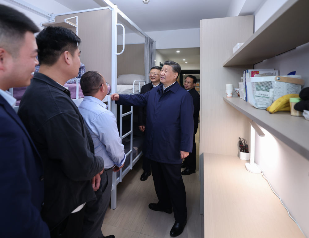 2023年11月29日，习近平总书记考察上海闵行区新时代城市建设者管理者之家。新华社记者 鞠鹏 摄