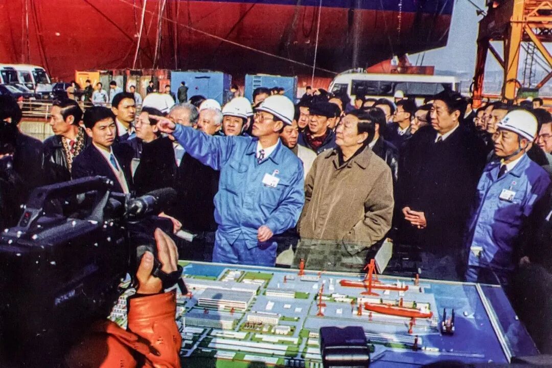 1998年，朱镕基视察大连造船新厂