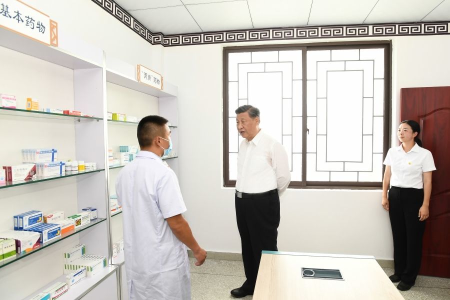 2022年6月8日上午，习近平总书记在四川省眉山市东坡区太和镇永丰村卫生站考察。新华社记者 谢环驰 摄