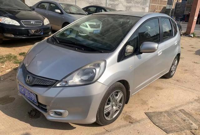 今天看了两个视频，一个说飞度不是五十万以内最好的车，它是全宇宙最好的车，另一个说飞度虽然便宜，但配件全是名牌，质量真的有保障-有驾