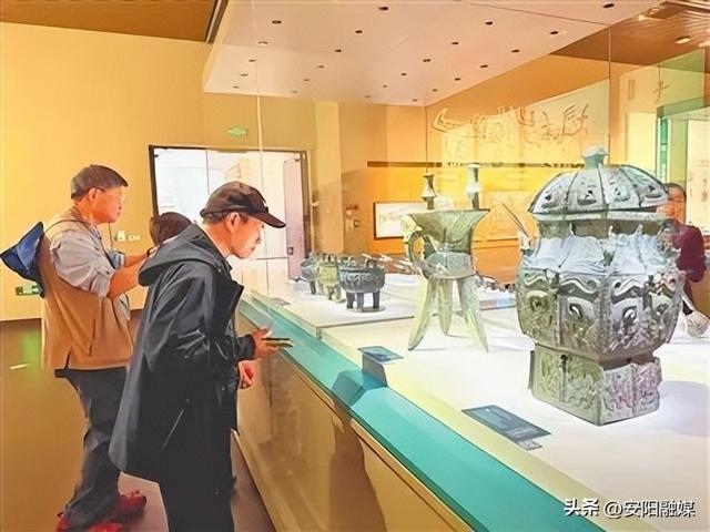 殷墟博物馆内，游客参观妇好墓出土文物。河南日报全媒体记者 杨之甜 摄
