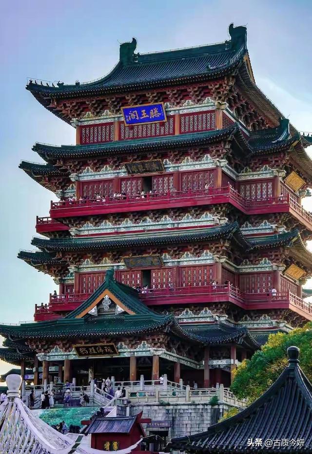 牌匾为集苏轼墨迹字，并非苏轼现场亲笔题匾；阁内怀素“瑰伟绝特”为草书名匾