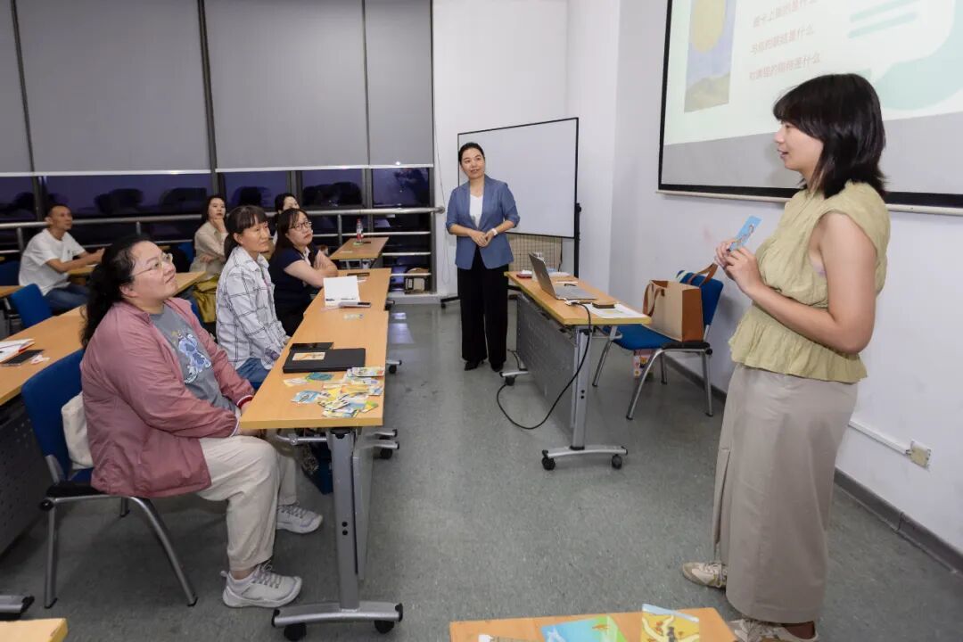 2025年9月1日,在上海市群众艺术馆,职场沟通课程的学员在市民艺术夜校上课 / 新华社记者王翔 摄