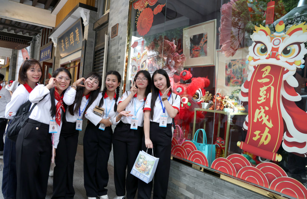 ↑ 4月12日，越南青年“红色研学之旅”之“不忘初心”研学营成员在广州恩宁路合影。