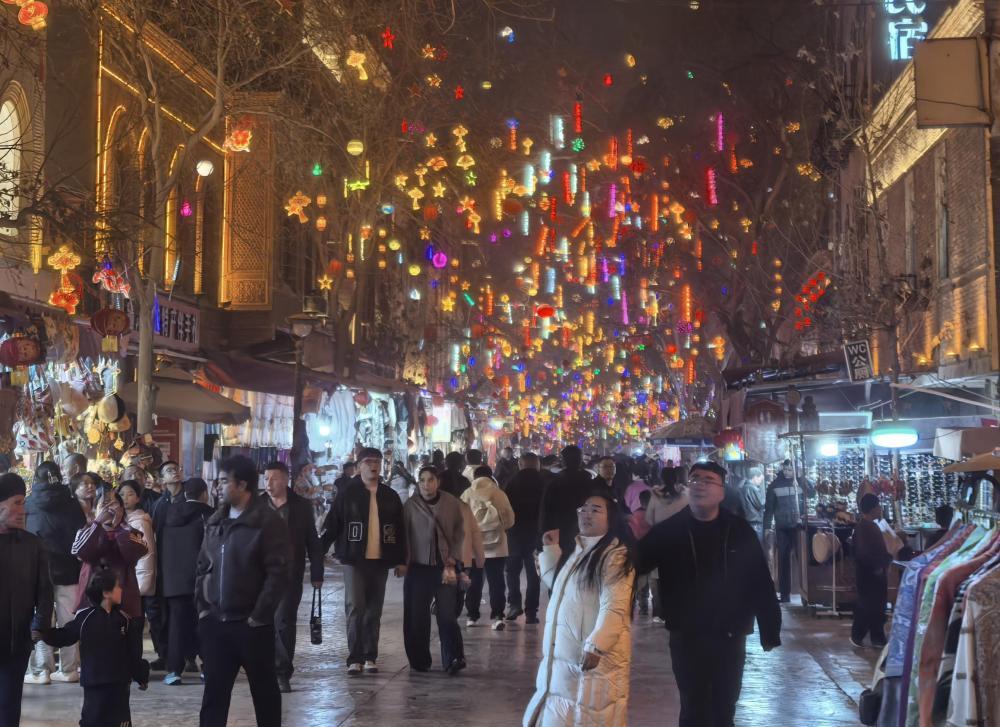 2月18日,游客在喀什古城内参观游览。新华社记者 蔡国栋 摄