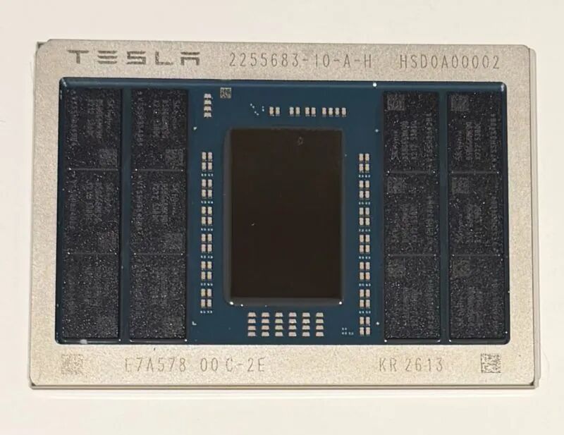 马斯克秀AI5 处理器样品称性能较前代飙升40 倍，感谢「TSC」成意外插曲