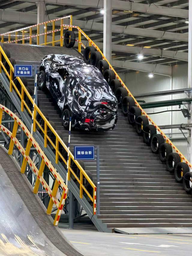 比亚迪把天门山天梯搬进厂房:新款仰望U8完成超千次极限爬坡测试