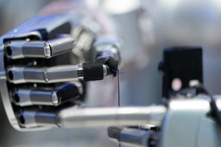 2026年3月24日，在中关村展示中心常设展上，一台配备了灵巧手的机器人在展示穿针引线。新华社记者 鞠焕宗 摄