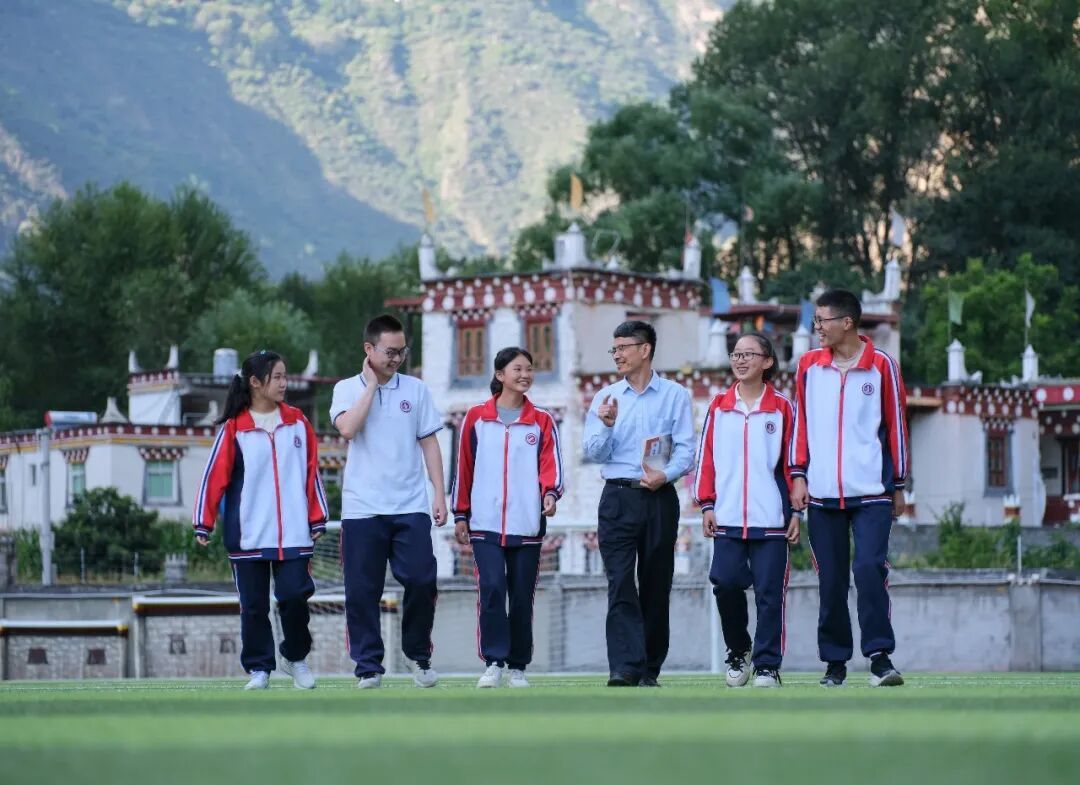 樊森老师(右3)和28届树德班同学交流