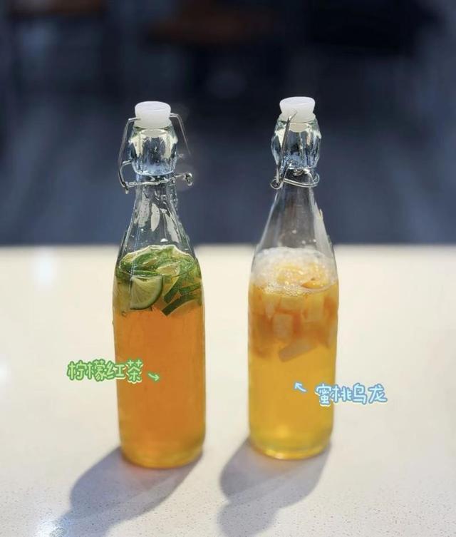 自制柠檬红茶康普茶与蜜桃乌龙康普茶。中国饮品快报 图