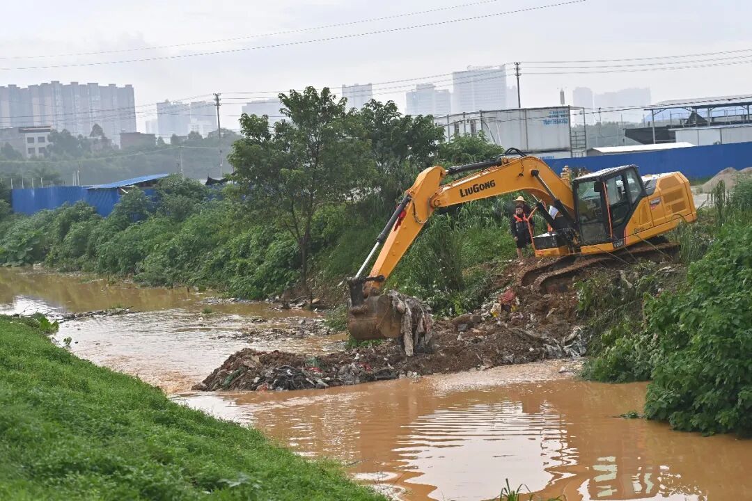 7月7日，救援车辆在贵港市区封堵一条从郁江倒灌的支流/新华社记者 周华 摄