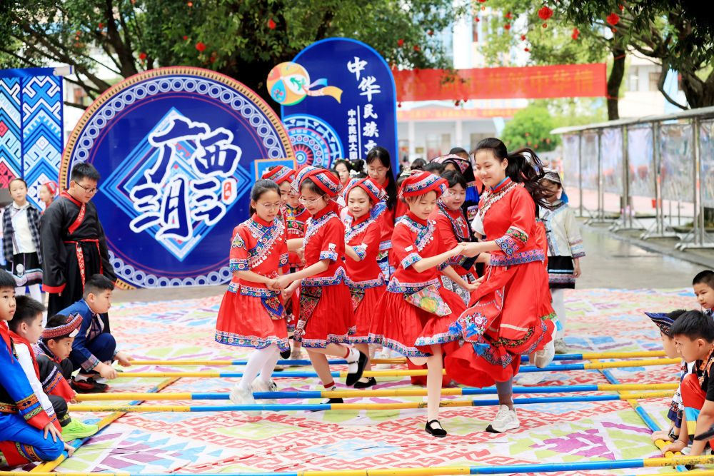 2026年4月15日，在广西柳州市融安县实验小学，学生们跳起竹竿舞，喜迎“三月三”传统佳节。